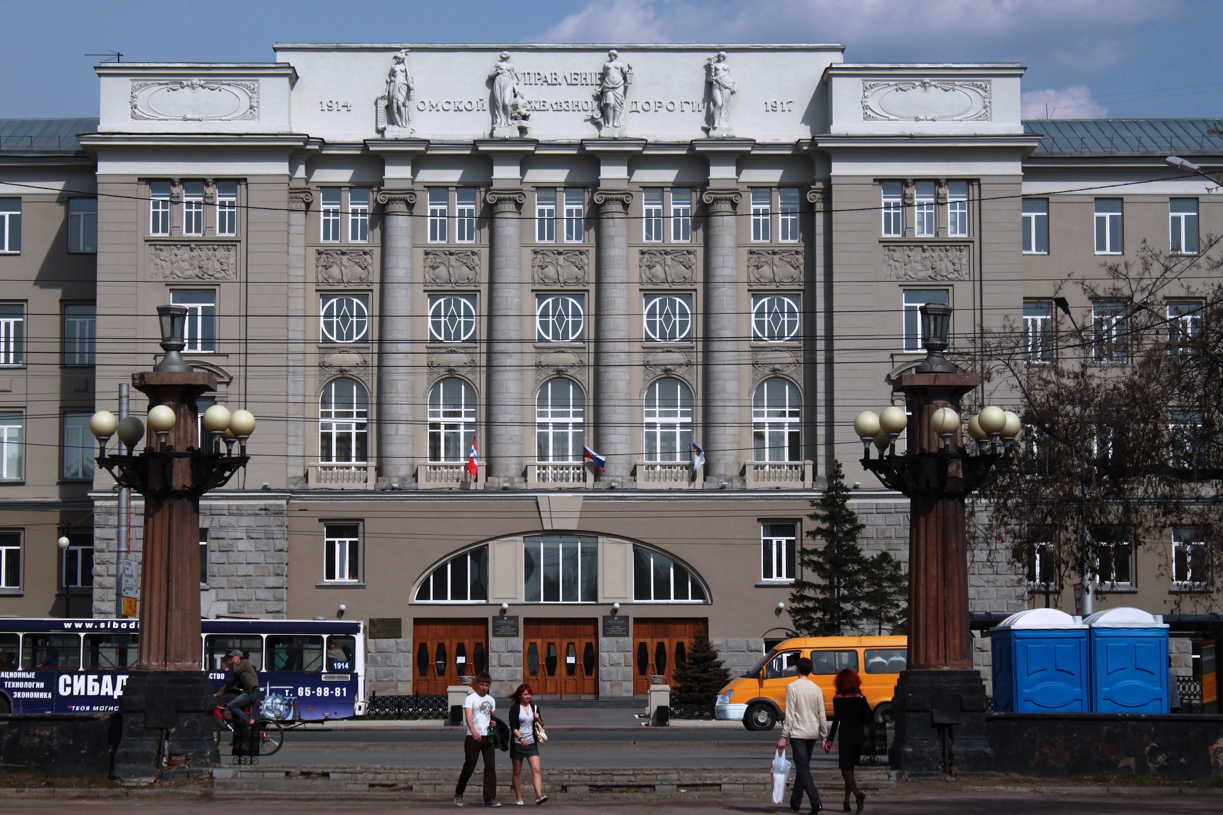 Omskiy-Gosudarstvennyiy-Universitet-Putey-Soobshheniya-4000x2666.jpg