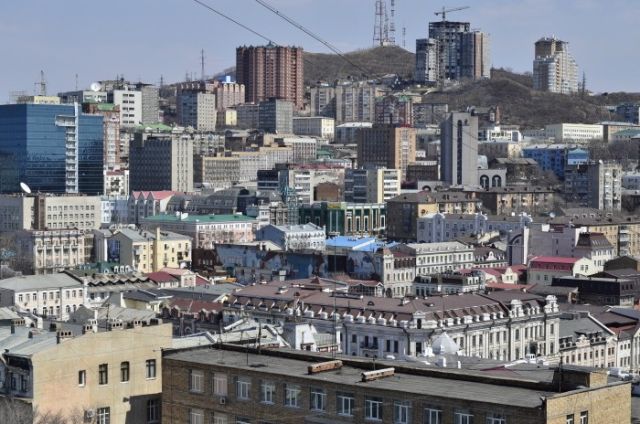 Владивосток – россыпь домов на крутых сопках. Вид на город с сопки Тигровой