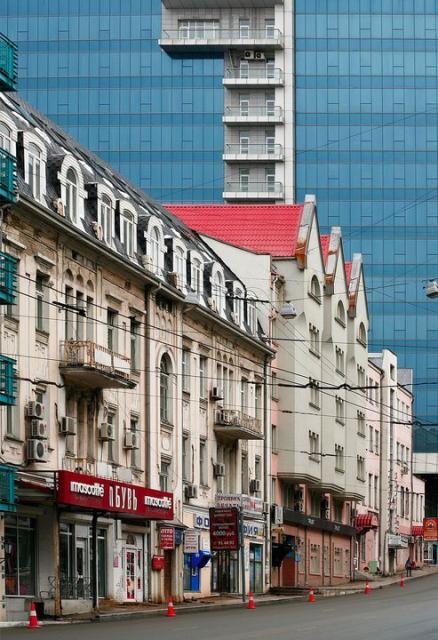 Исторические здания Владивостока на фоне стены Fresh Plaza