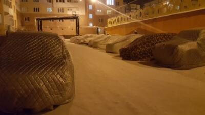 Жизнь в Якутске при -50°C: почему местные не носят шапки и зачем закапывают машины в землю