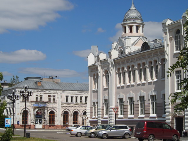 Драматический театр и здание городской почты в центре города