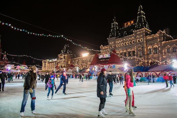 Зимой москвичи любят кататься на коньках прямо на Красной площади