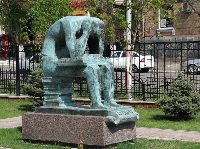 Памятник студенту