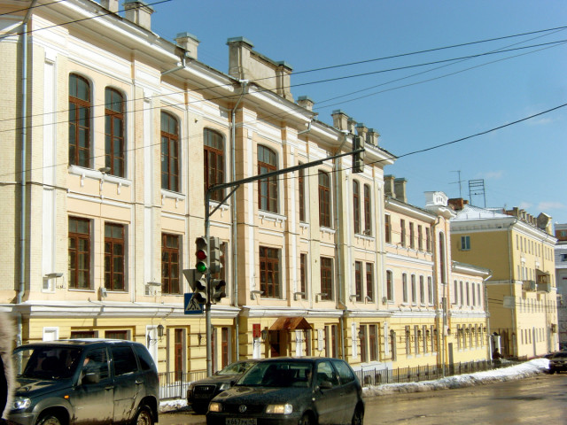 Перекресток Московской – Дзержинского. Дома в солнечной гамме