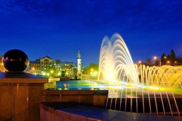 Светомузыкальный фонтан на площади Петра Великого