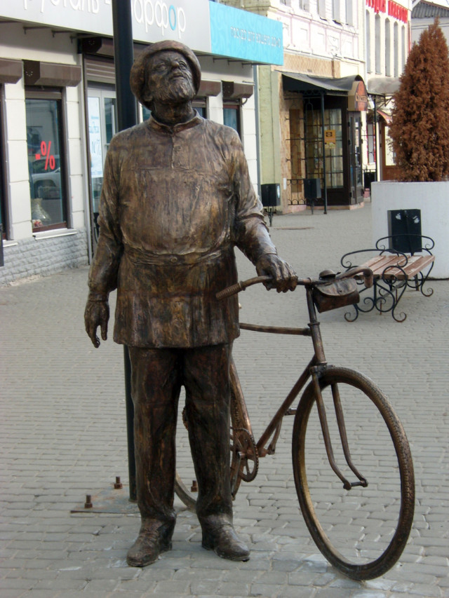 Памятник К.Э. Циолковскому на ул. Театральной
