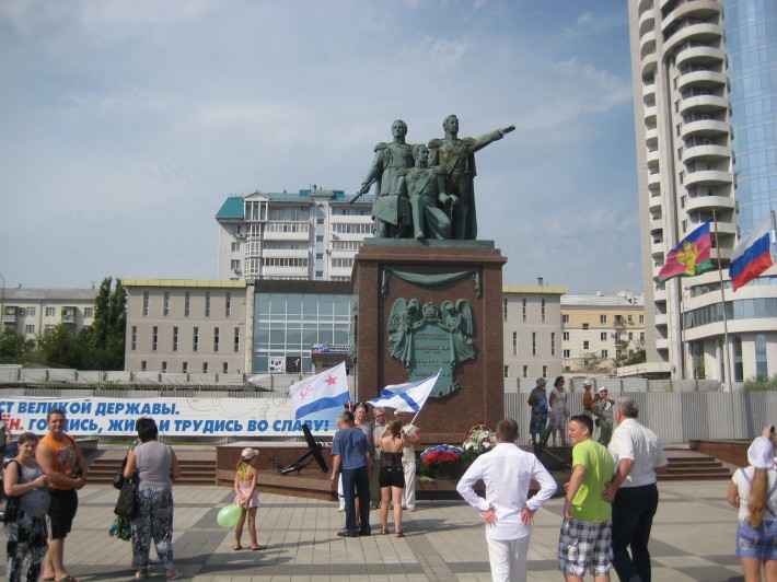 День ВМФ у памятника Основателям