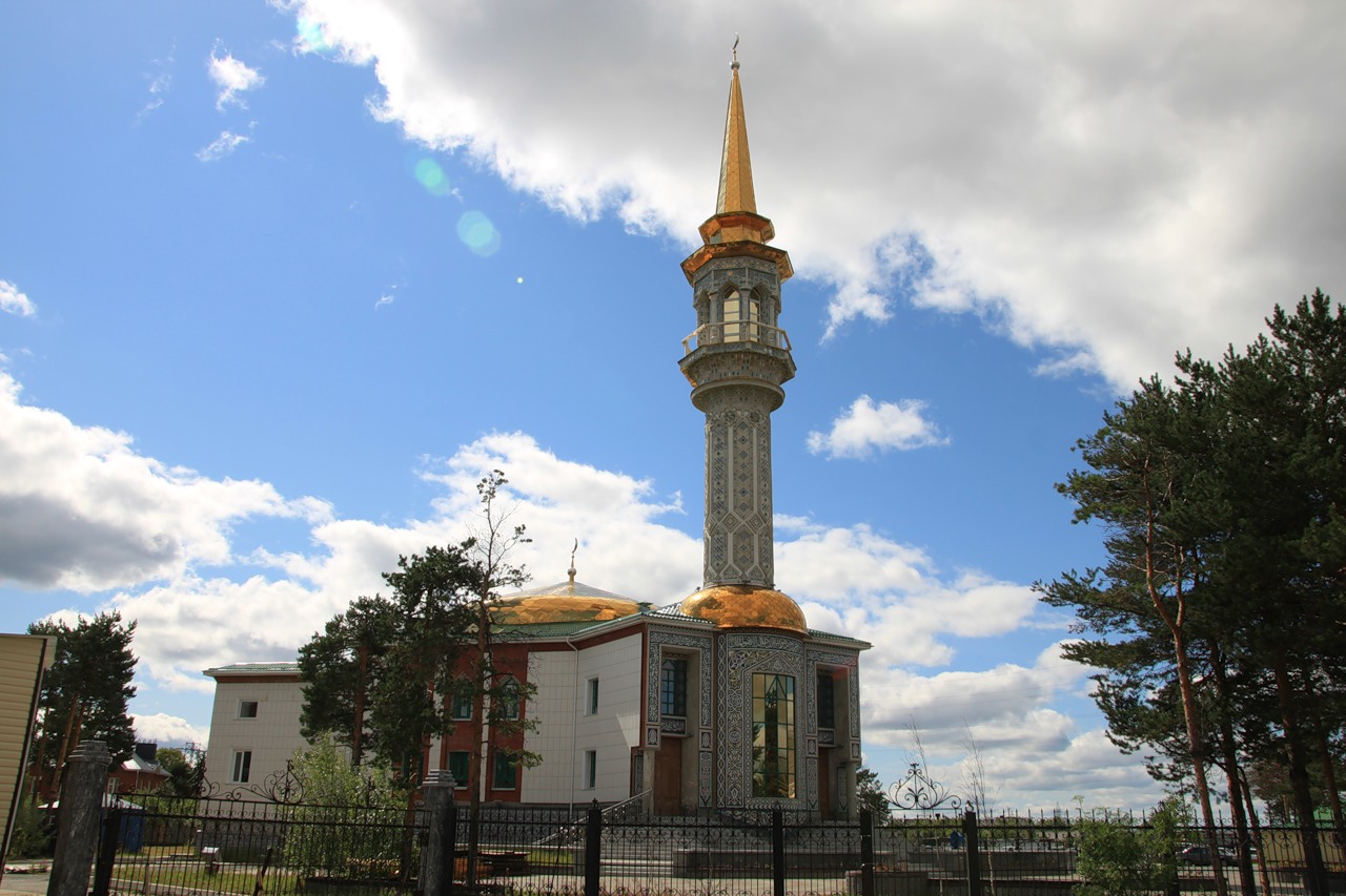 Сургут душанбе. Сургутская Соборная мечеть. Соборная мечеть в городе Сургуте. Соборная мечеть Ханты-Мансийск. Сургут памятник Соборная мечеть.