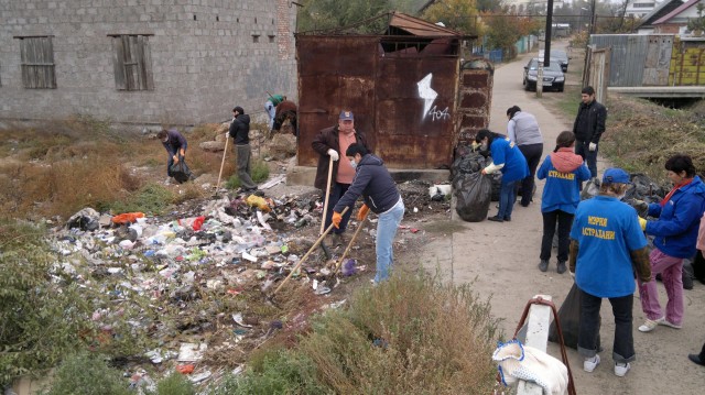 Одна из серьезнейших проблем города - мусор. На фото акция "День чистоты" 