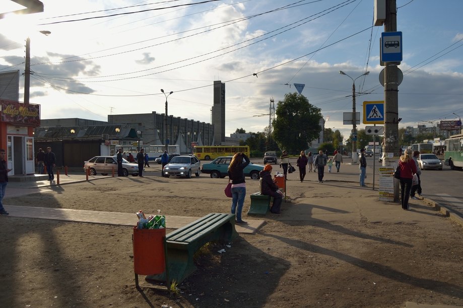 Люди живущие в твери. Тверь население 2022. Пролетарская площадь Тверь. Остановка трамвая Комсомольская площадь.