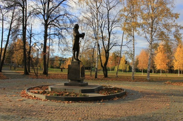 Памятник Державину в Губернаторском парке
