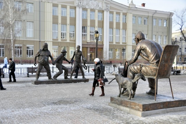 Памятник Л. Гайдаю и героям его фильмов