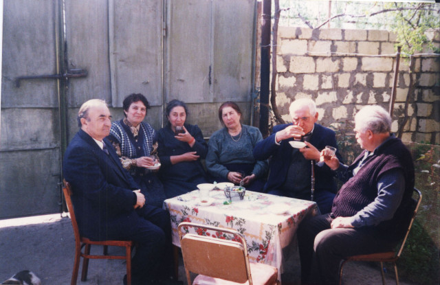 Дербентцы любят собираться за чашкой чая с соседями и друзьями во дворах своих частных домов