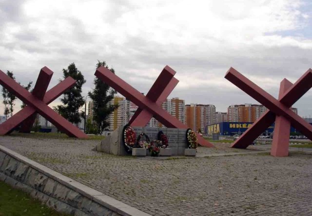 Мемориал «Ежи», возведенный к 25-й годовщине Битвы под Москвой