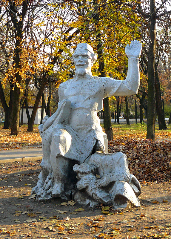 Скульптура доктора в парке
