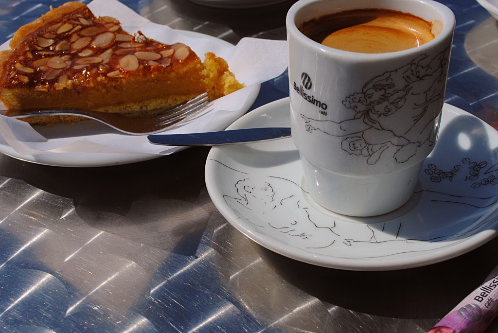 Большая чашка кофе + миндальное пирожное в довольно дорогом кафе = примерно 55 рублей