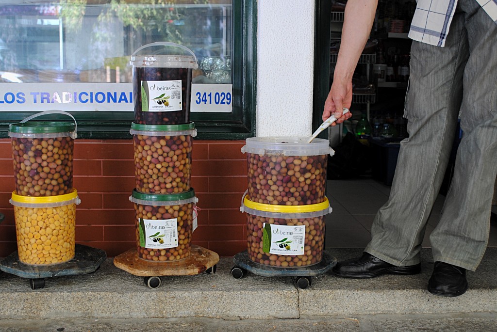 Маленькие баночки маслин и оливок. Цена 1 кг (без маринада!) = примерно 80 рублей