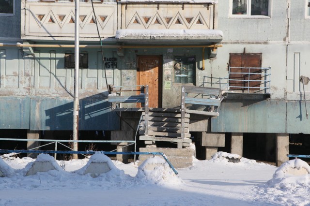 Дома в Якутске строят на сваях, чтобы не подтопить мерзлоту