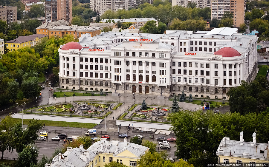 Управление Свердловской железной дороги. Здание 1928 года постройки.