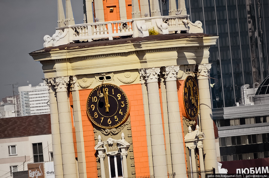 Часы на здании администрации Екатеринбурга
