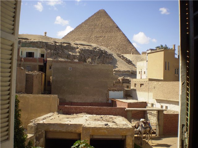 Вид из окна дома, расположенного недалеко от пирамид