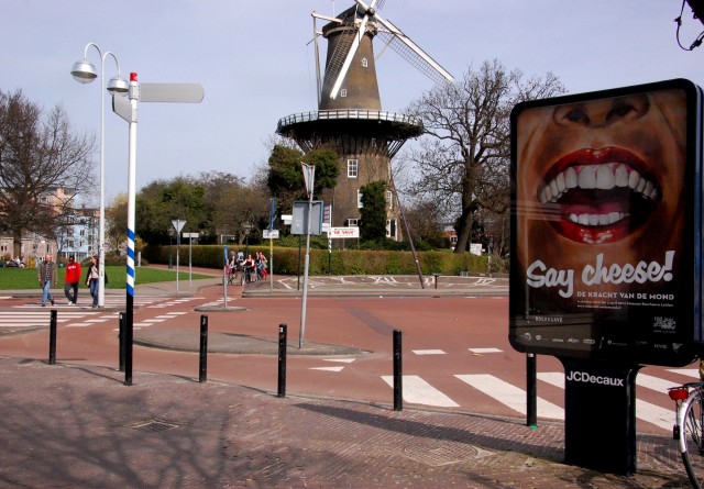 Leiden. Вид на мельницу и велосипедные дорожки