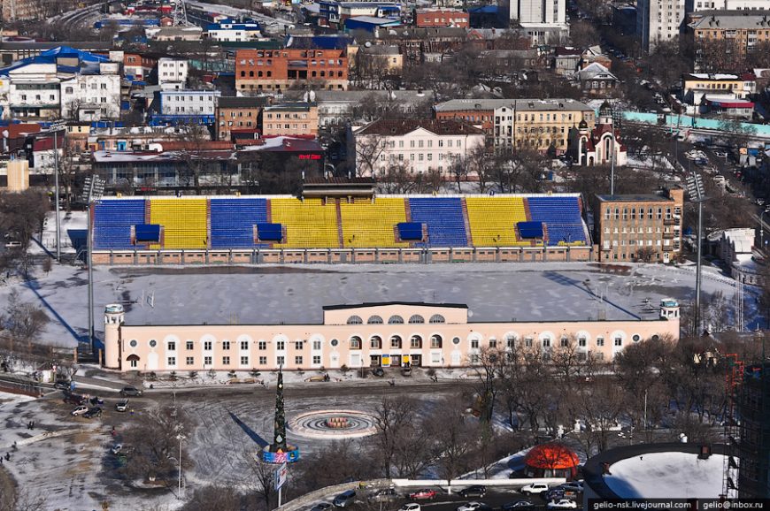Стадион "Динамо" Построен в 1957 году, реконструирован в 2003. Домашняя площадка клуба Луч-Энергия. Вместимость трибун 10200 зрителей