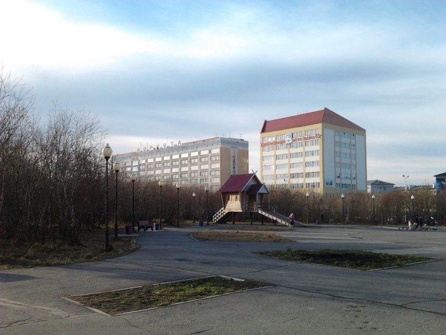 Пл.Центральная, гостиница Воркута и здание городской администрации