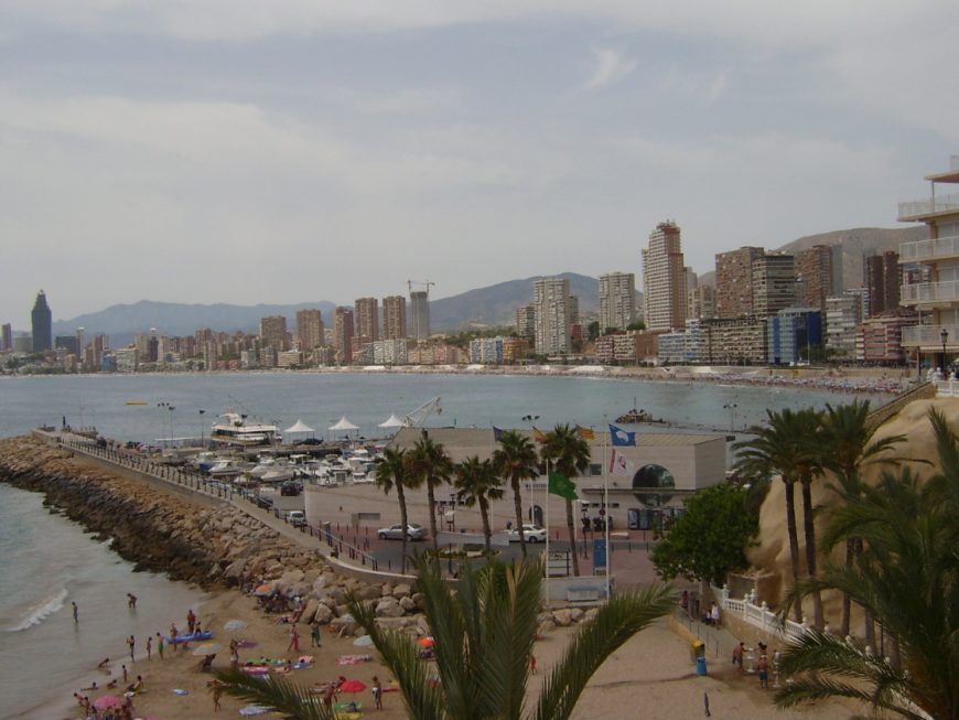 Вид города с набережной левая сторона пляжа