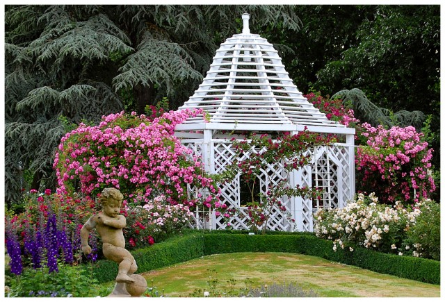 Беседка. Знаменитый розовый сад Цвайбрюккена.