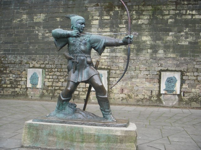 Памятник Робину Гуду в центре города Ноттингема