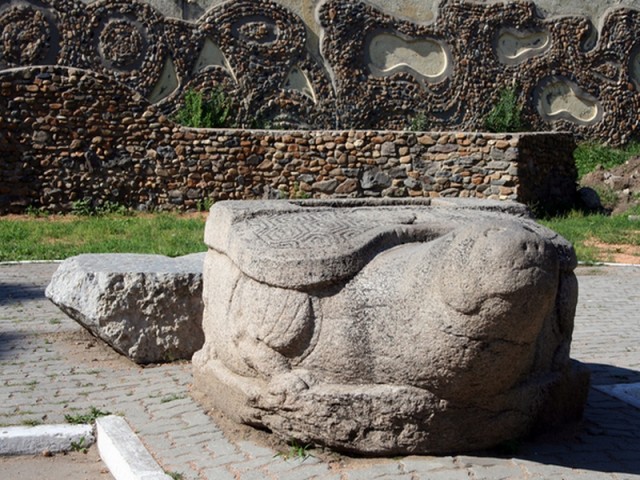 Каменный памятник черепахе