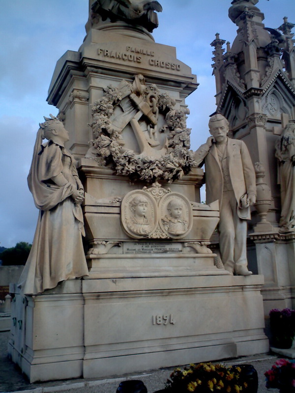 Самый значительный монумент жертвам кораблекрушения. Естетсвенно, протестансткий Боюсь, похоронена здесь семья с двумя маленькими детьми