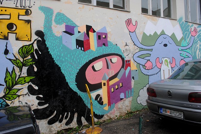 Вполне вероятно, что эти граффити в городе Герцег Нови рисовали российские дауншифтеры, множество которых живёт в этой части Черногории...