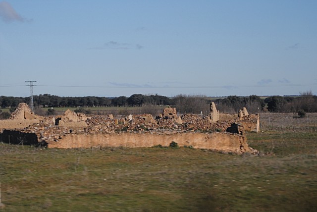 Множество испанских руин пребывают в каком-то совсем уж неуютном, плачевном состоянии... Развалины чего-то в районе города Саламанка