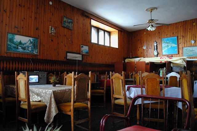 И ещё о сезонности многих видов малого бизнеса в Черногории. В этот уютный, но абсолютно пустой ресторанчик в Старом Ульцине мы попали, предварительно разбудив дома его хозяйку...
