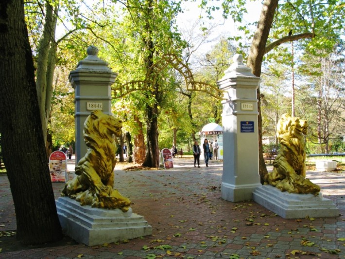 Арка со львами в Целебном парке Горячего Ключа
