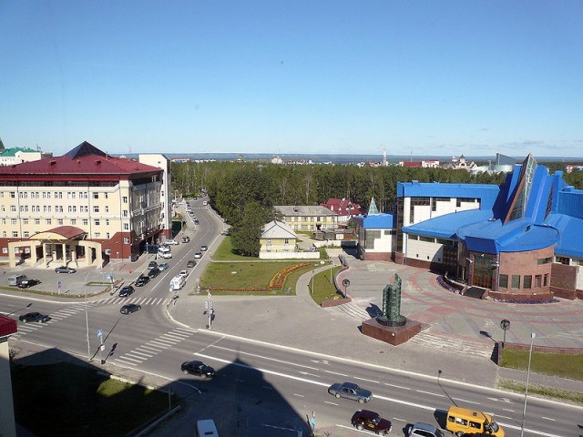 Слева здание Налоговой инспекции, справа – музей геологии нефти и газа. Пересечение улиц Дзержинского и Чехова