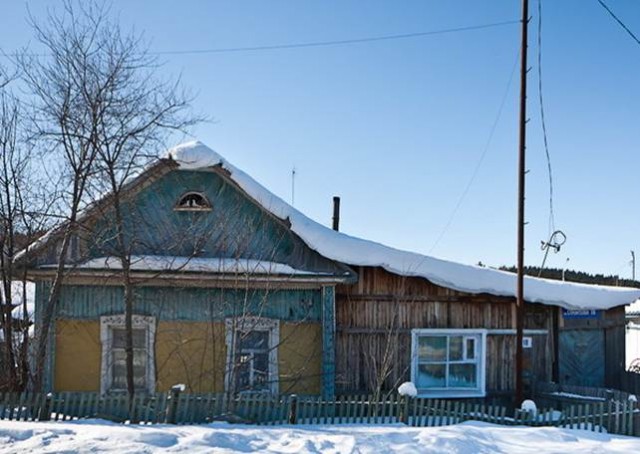 Таких домиков еще очень много в Ханты-Мансийске