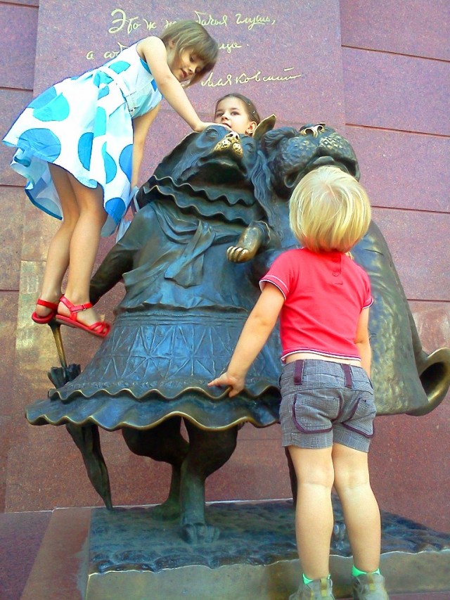 В Краснодаре рассуждают так: это памятники железные, а дети – живые, пусть жизни радуются!