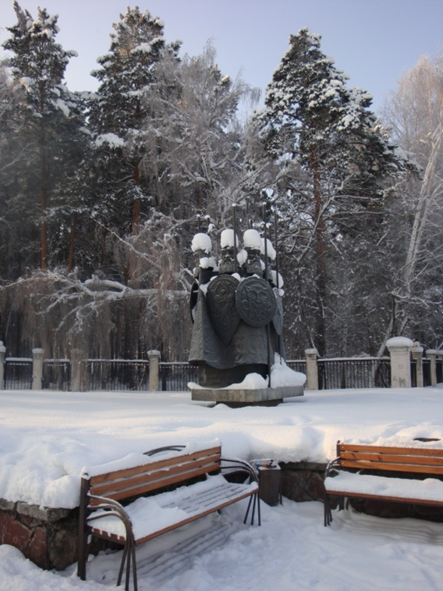 Скульптура «Богатыри России» около парка