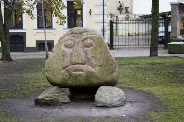 Статуя грустного камня в Риге. Недалеко от Старого Города