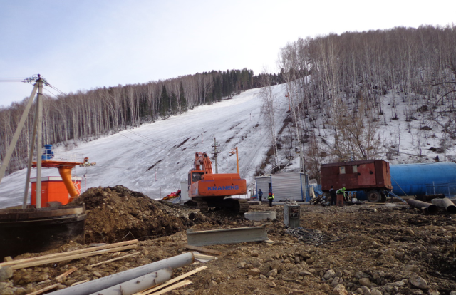 Стройка горнолыжного комплекса на горе Комсомольская в полном разгаре