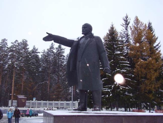 Памятник Ленину на площади