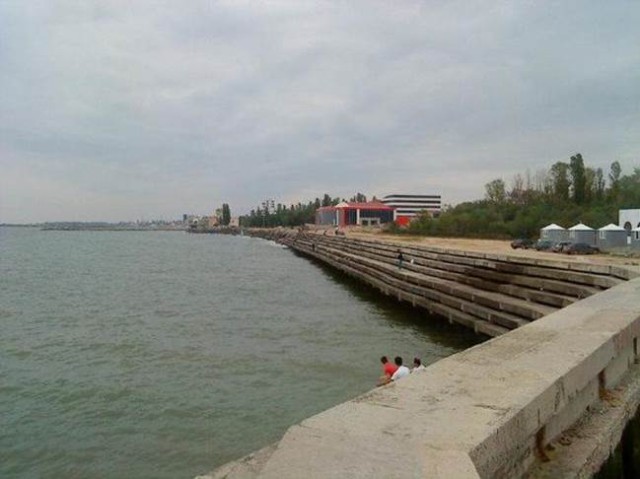 Каспийское море поднялось и захватило часть набережной