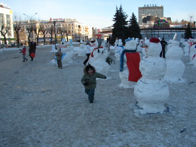 Зимний арт-проект Парад снеговиков (600 снеговиков на площади гостиницы "Урал")