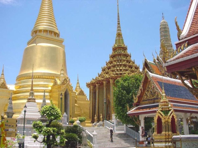 Королевский дворец в Бангкоке. Местный Кремль, только все из золота, а не из красного кирпича…и мавзолея вроде бы нет