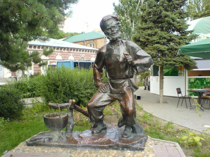Памятник деду Щукарю