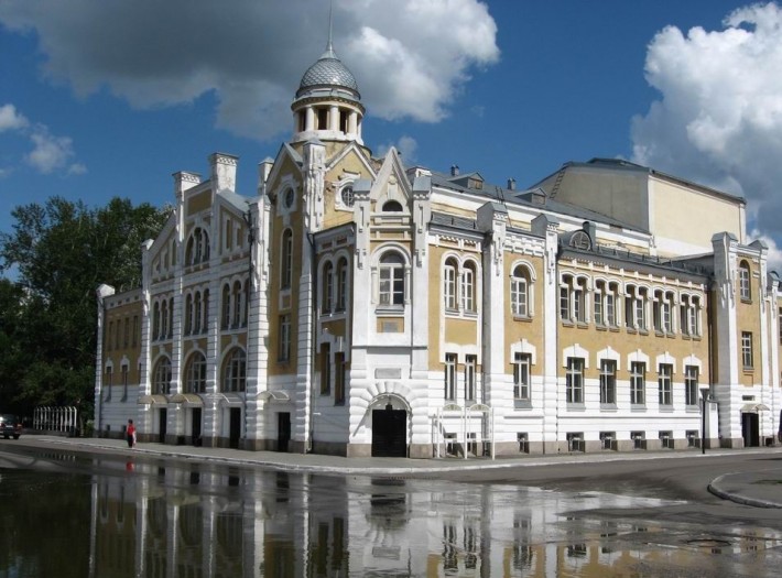 Одна из главных архитектурных достопримечательностей — Бийский драматический театр