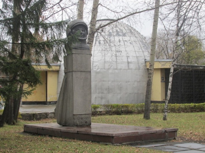 Планетарии в парке Гагарина, а рядом памятник Юрию Гагарину